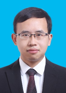 穿西装戴眼镜的男人描述已自动生成